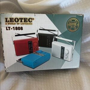 Leotec LT-1808 Portable AM FM radio in white in box
